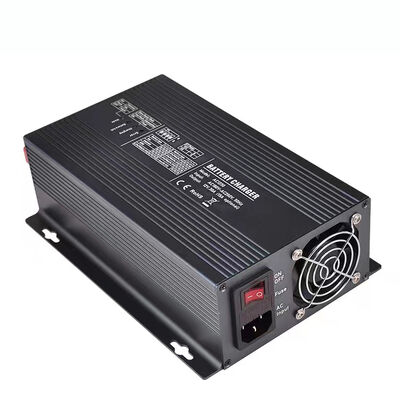 Maksymalny prąd wejściowy 30A Ładowarka akumulatora słonecznego idealna do zdalnych instalacji słonecznych oferujących bezobsługową pracę